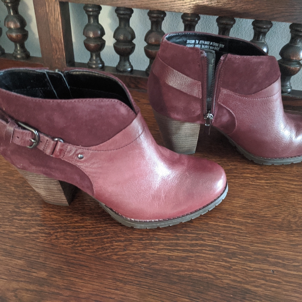 Clarks booties beautiful burgundy color